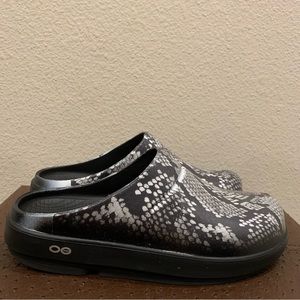 Oofos Women's OOcloog Limited Clog Black/Snake Size:w-9, m-7
